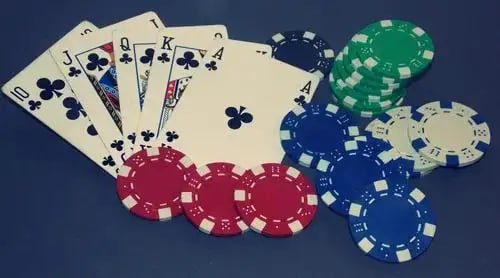 Petugas bantuan w77 sedang meninjau pertanyaan